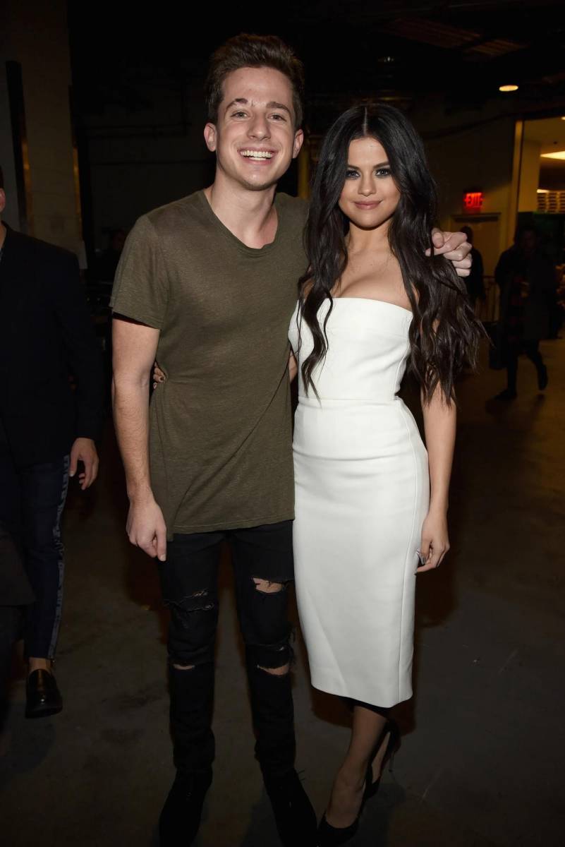 Charlie Puth y Selena estuvieron juntos brevemente durante el 2016. Aunque al momento lo negaron, años después el cantante dijo en una entrevista a Billboard que su relación fue: “muy efímera, muy pequeña, pero muy impactante. Realmente me arruinó”.