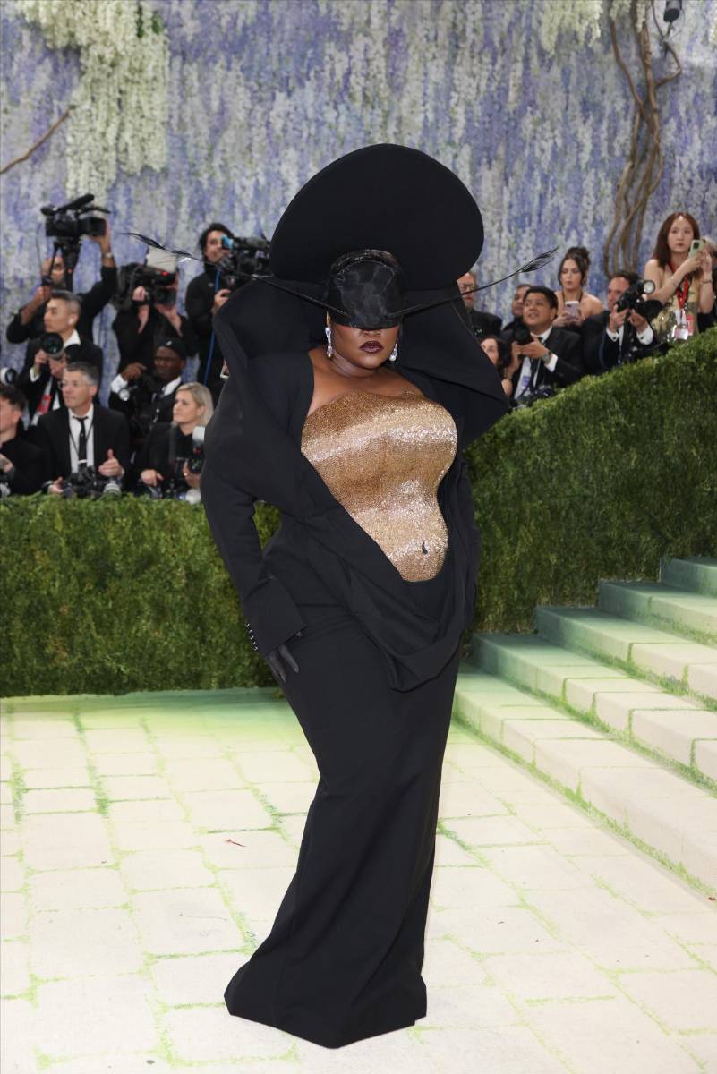 La cantante francesa Yseult dio mucho de qué hablar. Se trató de una pieza de demi-couture a la medida de Francis Reed que incluyó más de 400 horas de trabajo manual, destacando un corpiño esculpido con cuentas de cristal y una estructura surrealista