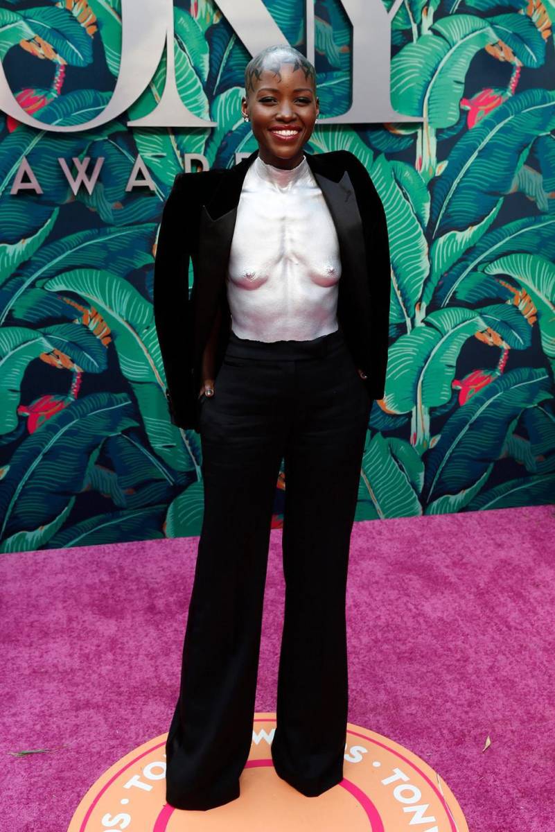 <b>Lupita Nyong’o</b>La actriz ganadora del Oscar utilizó una coraza plateada diseñada por Misha Japanwala.