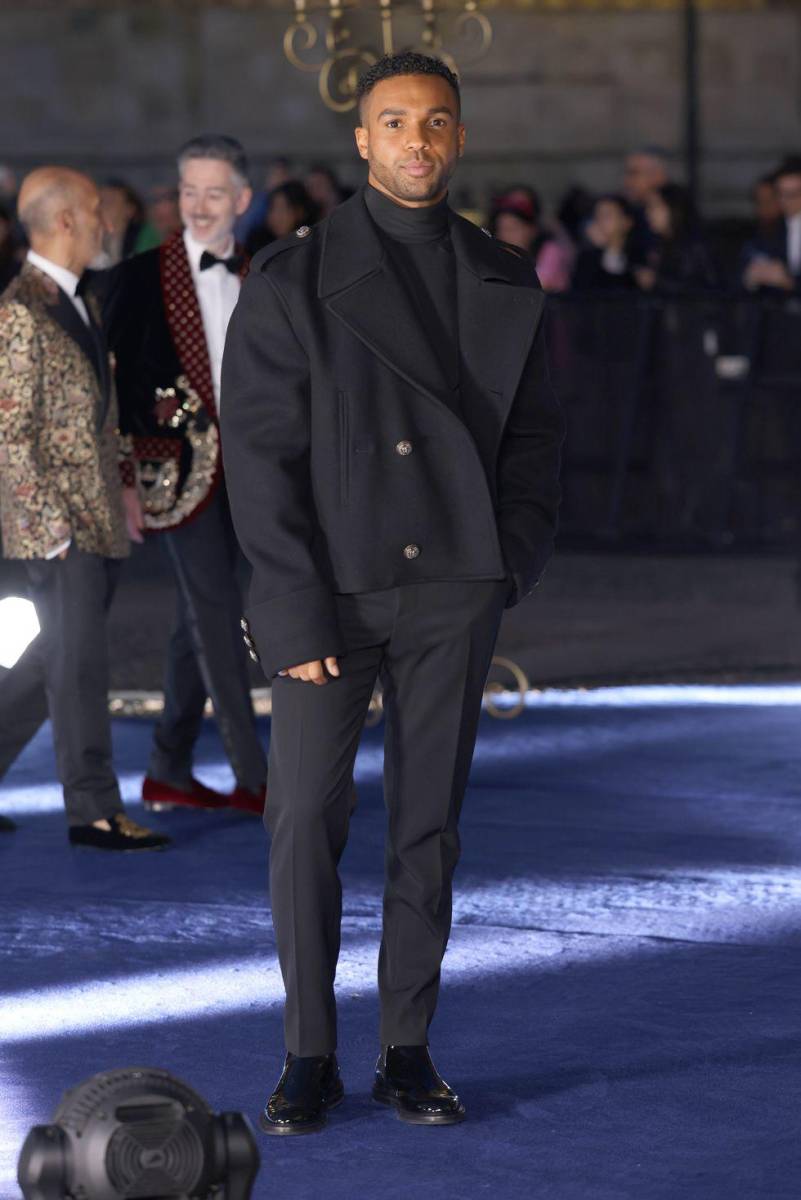 Lucien Laviscount, el actor de ‘Emily en París’, al que recientemente han relacionado con Shakira, apostó por un look todo negro.