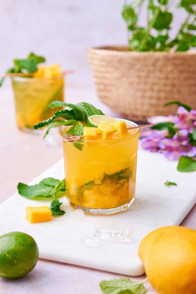 Cóctel de mango y limón. <br />Ingredientes: 1 taza de jugo de mango, jugo de 1 limón, 1 cucharada de azúcar o miel, hielo, agua con gas o soda(Opcional: ron o vodka). Preparación: licuar el mango con el limón y azúcar. Servir con hielo y completar con soda