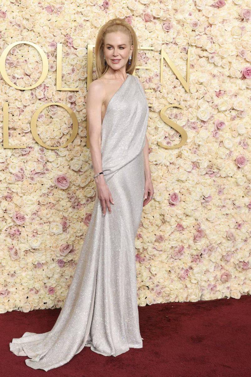 Nicole Kidman deslumbró en los Golden Globes 2025 con un sofisticado vestido plateado diseñado a medida por Balenciaga Couture. 