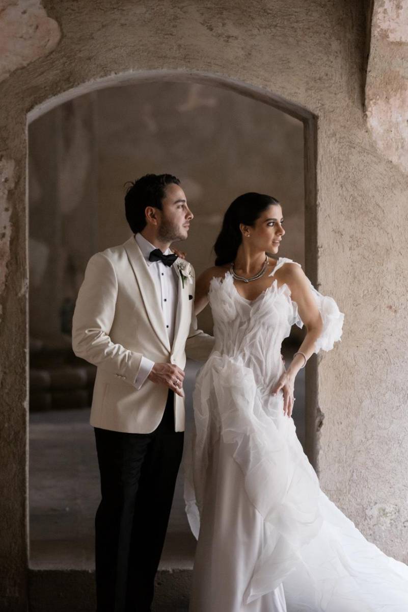 ¡Una boda sacada de un cuento de hadas! Joana Bandy y Aldo Lanzas unieron sus vidas en una mágica celebración en Antigua Guatemala, rodeados del cariño de sus familiares y amigos. Un día inolvidable lleno de amor, emoción y momentos que quedarán para siempre en sus corazones.