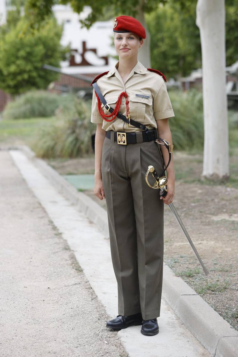 La <b>Princesa Leonor</b> luciendo por vez primera el uniforme militar durante la celebración de la Fiesta Nacional. En este emblemático día, se unió a Sus Majestades los Reyes desde el palco de honor para presenciar el desfile del 12 de octubre en Madrid. Este significativo acontecimiento tuvo lugar apenas cinco días después de su solemne juramento de bandera en la Academia General de Zaragoza.
