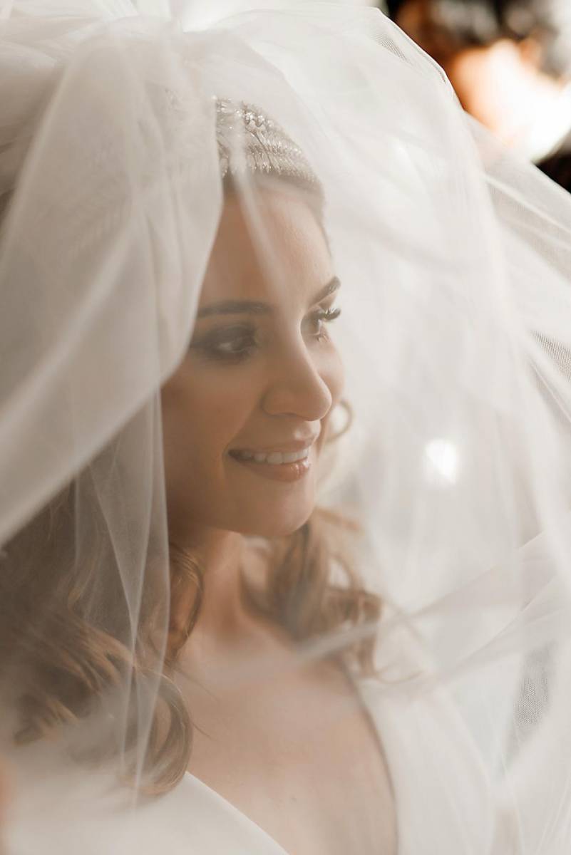 Daniella Rosenthal, su delicado tocado diseñado por Elie Saab Bridal, deja entre ver su rostro de felicidad.