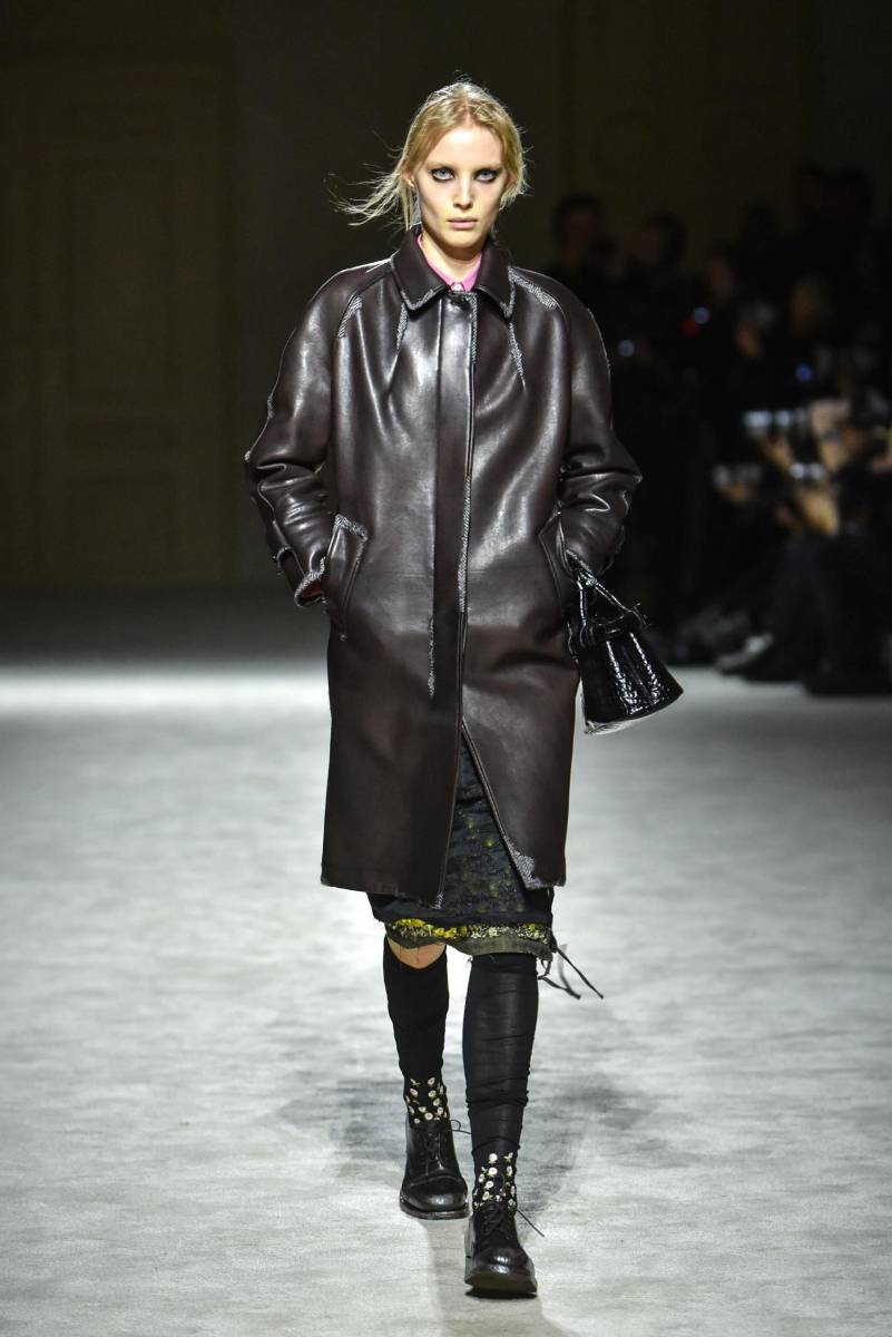 La paleta, dominada inicialmente por la sobriedad del negro, el gris y el beige, fue revelando a medida que avanzaba el desfile vibrantes toques de color en los estampados y sutiles transparencias que dejaban entrever conjuntos inferiores más animados.