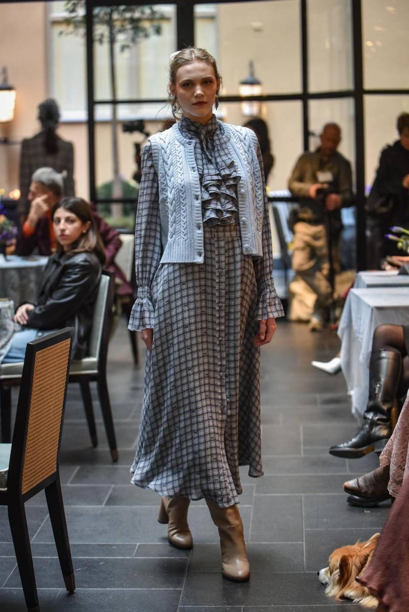 Estampados a cuadros sobre fondos turquesa y chalecos de lana bordados con un aire retro para los días fríos de invierno forman parte de la propuesta de Luisa Beccaria