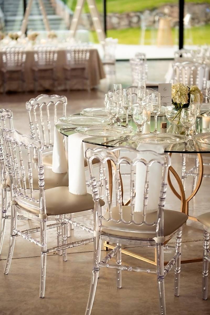 Una decoración romántica y elegante, con sillas Tiffany en clear y acentos dorados, recibió a los invitados