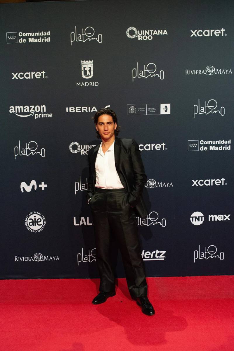 Enzo Vogrincic, destacó con fuerza en la alfombra roja, con un estilo más clásico: traje de dos piezas en color negro y camisa blanca. El actor prescinde la corbata, y la pajarita, para dar un toque desenfadado a su look.