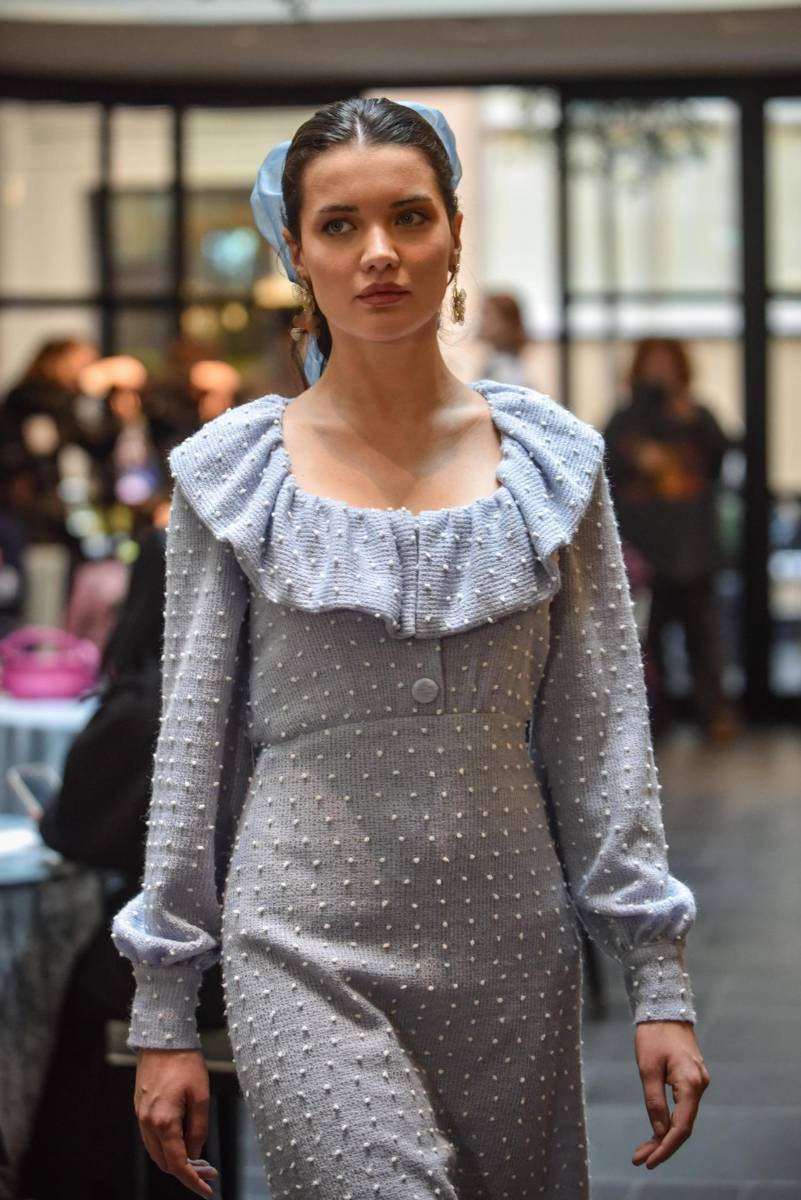 Vestidos de escotes en volantes y mangas bishop con delicados bordados en mini perlas en una contundente declaración de romanticismo.