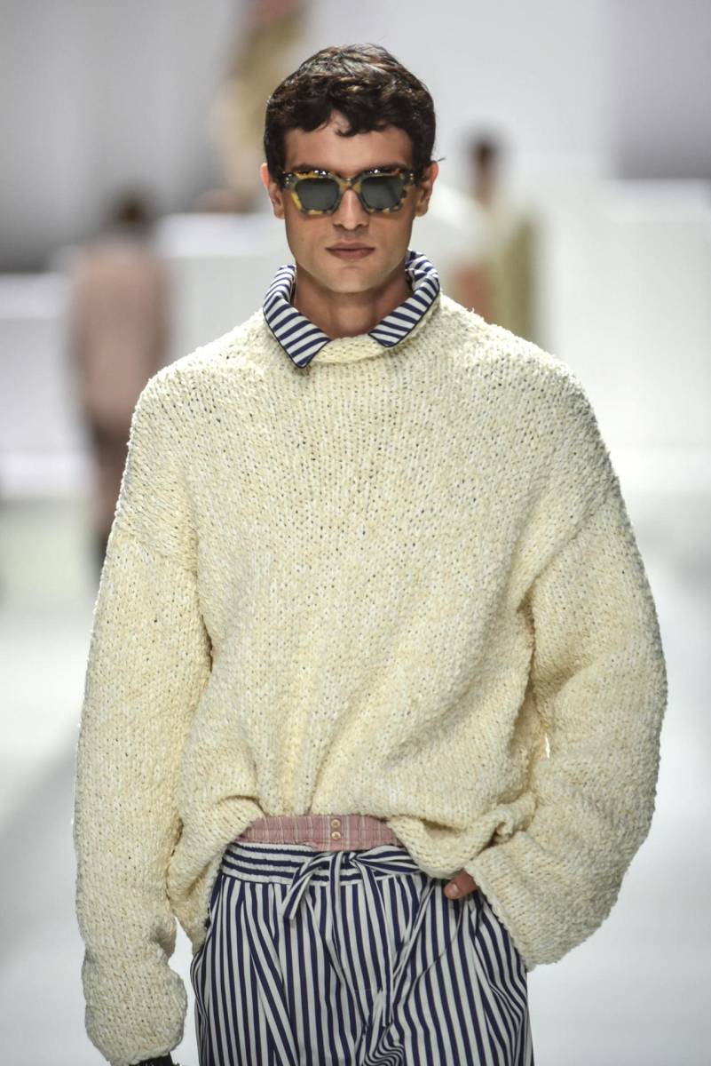 Las pijamas pasan a formar parte del streetwear del hombre moderno. Camisas con botonadura, pantalones de corte relajado y shorts tipo sleepwear brillan fuera del dormitorio.