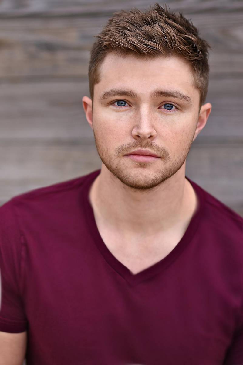 El actor <b>Sterling Knight</b>, reconocido por su colaboración con Perry en la película “17 Again” (2009), compartió en una emotiva <a rel="nofollow" href="https://twitter.com/SterlingKnight?ref_src=twsrc%5Etfw%7Ctwcamp%5Etweetembed%7Ctwterm%5E1718435895261479378%7Ctwgr%5Ed29ab38375dd6f9395f647186662f702ee0bad87%7Ctwcon%5Es1_&amp;ref_url=https%3A%2F%2Fcnnespanol.cnn.com%2F2023%2F10%2F29%2Ffamosos-reaccionan-muerte-actor-matthew-perry-friends-orix%2F">publicación en X</a> su gratitud y admiración hacia el difunto actor.“Tuve mucha suerte de estar en esta foto y más suerte aún de haber sido parte de un elenco tan increíble. Mi primer gran trabajo. Todos fueron muy amables y yo hice el ridículo frente a mi héroe de la comedia, @MatthewPerry. Fue amable, genuino, ofreció consejos e inspiró confianza. Siempre estaré un poco desanimado porque nunca pudimos jugar al tenis, pero el cielo debe haber necesitado algo de sarcasmo, y él era el mejor”.