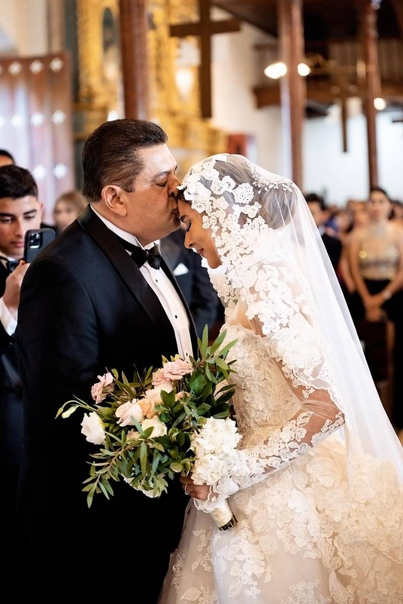 Un cariñoso beso, emotivo gesto entre padre e hija