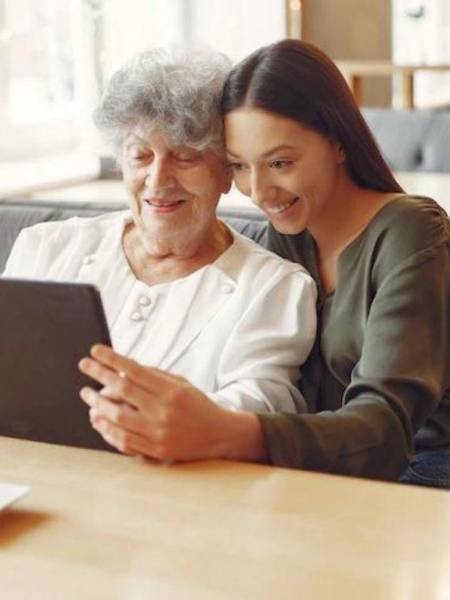Joven diseña manual para enseñar a su abuela a utilizar una tablet