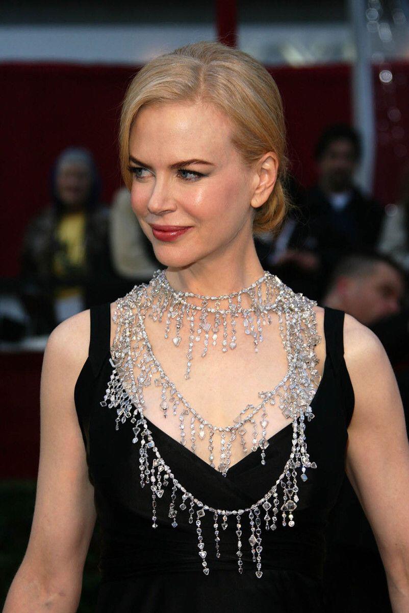 Nicole Kidman, en la gala de 2008, acompañó su vestido negro con un largo collar de diamantes diseñado por L’Wren Scott, el cual estaba valorado en 7 millones de dólares y tenía un peso de 1,700 quilates. 