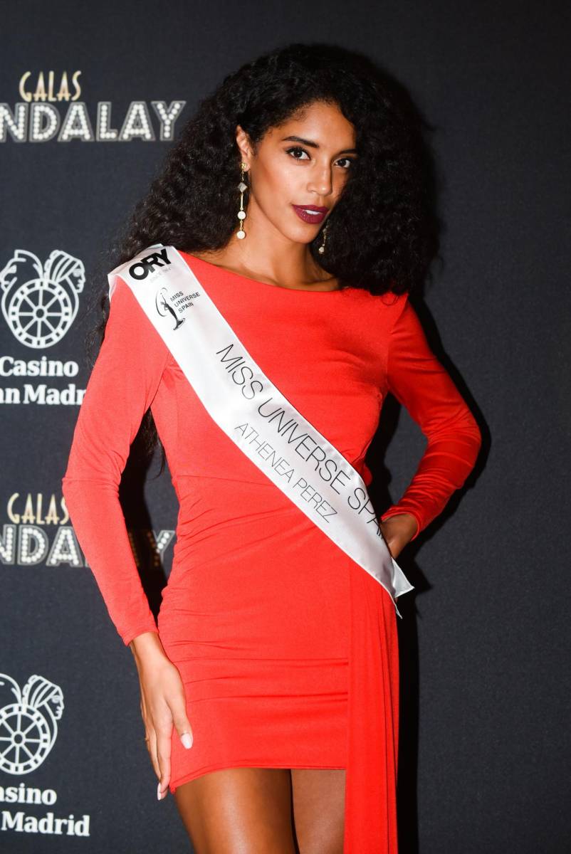<b>Miss España, ¿un verdadero reflejo de la diversidad española?</b>Athenea Pérez se coronó como la representante de España en el certamen Miss Universo el 1 de julio en Tenerife. Sin embargo, su victoria desató una oleada de comentarios negativos en las redes sociales. Varios usuarios expresaron actitudes racistas, sorpresa o incluso burla debido a su origen racial. Estos comentarios incluyeron expresiones como “Parece del Congo” o “Está más indicada para ser Miss Marruecos”.