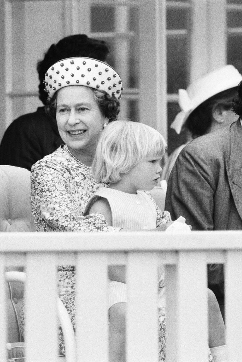 Su segunda nieta es Zara Phillips, también hija de Ana. 