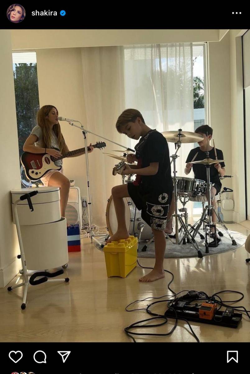 Shakira decidió celebrar con una foto que la muestra en compañía de Milan y Sasha, quienes ya siguen sus pasos en la música. “Hoy quiero celebrar a todas las mujeres que dan y nutren la vida, porque todas, con o sin hijos, sabemos cuidar y luchar por los que dependen de nosotros. Milan y Sasha, los dos soles de mi vida, gracias por iluminarla y acabar de completarme”, añadió. 