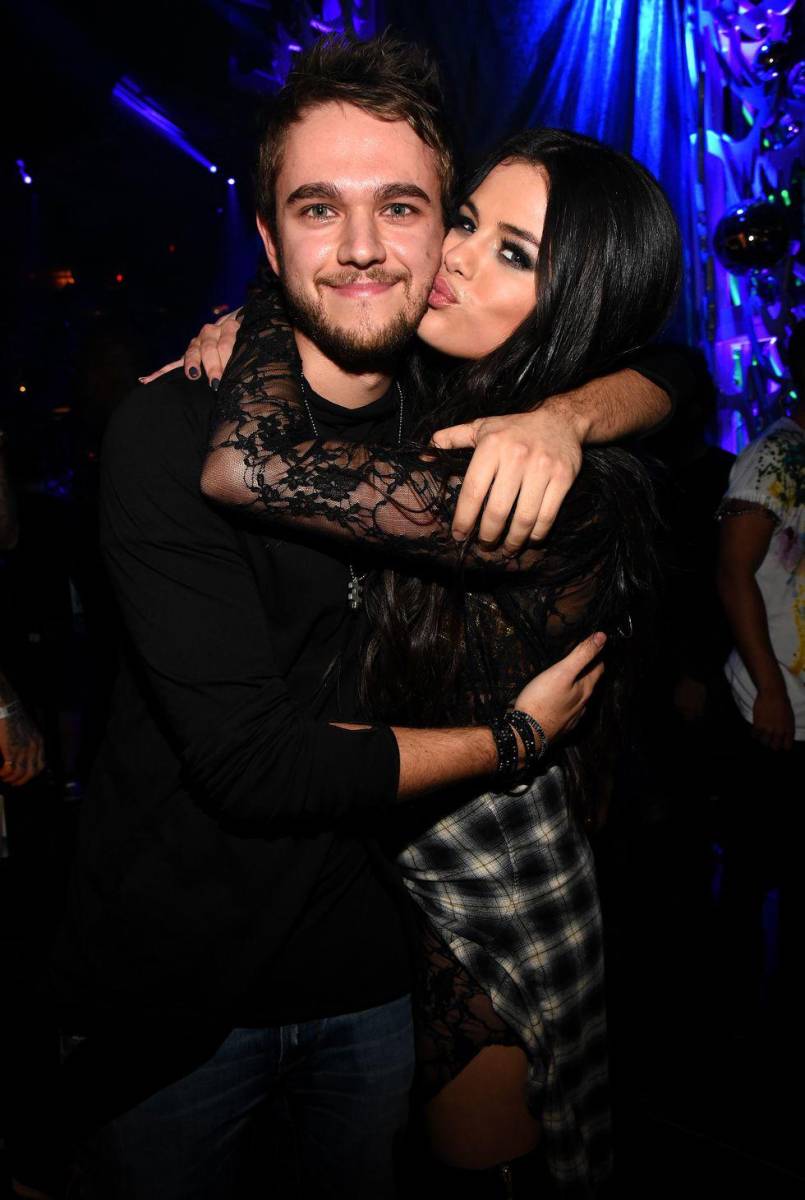 Durante una de sus rupturas con Bieber en enero de 2015, Selena confirmó a través de Instagram que estaba teniendo una relación con el DJ Zedd, con quien colaboró en la canción “I Want you to Know”. El amor no duró mucho, pues terminaron en marzo del mismo año.