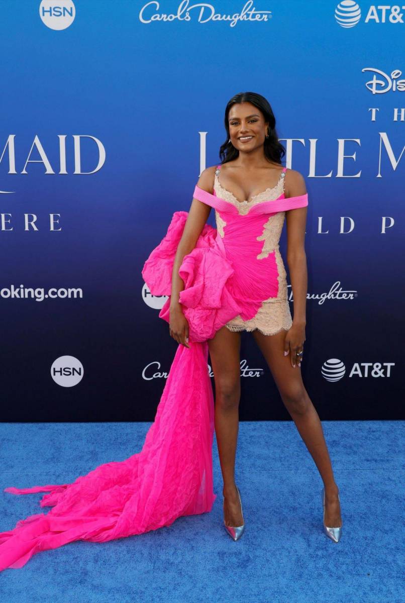  Simone Ashley, que hace de Indira, una hermana de Ariel. Luce un vestido de Versace. 