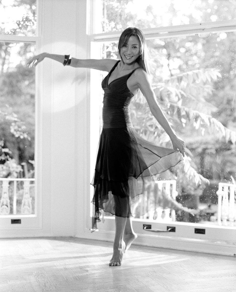 Desde los 4 años se enamoró de la danza y comenzó a recibir clases de ballet. Recibió una <b>beca para asistir a la prestigiosa escuela Royal House</b> de Londres. Tras tres años en la capital británica, Yeoh tuvo que olvidarse del ballet a nivel profesional, ya que sufrió una importante <b>lesión en la espalda que la impedía seguir </b>con esta disciplina.