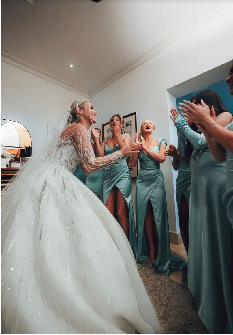 Entre sus damas de honor estuvieron sus amigas más cercanas: Anitta, Paris Hilton, Kimberly Loaiza, Hannah Stocking, Isabela Grutman, Nicole Garcia e Isadora Figueroa.
