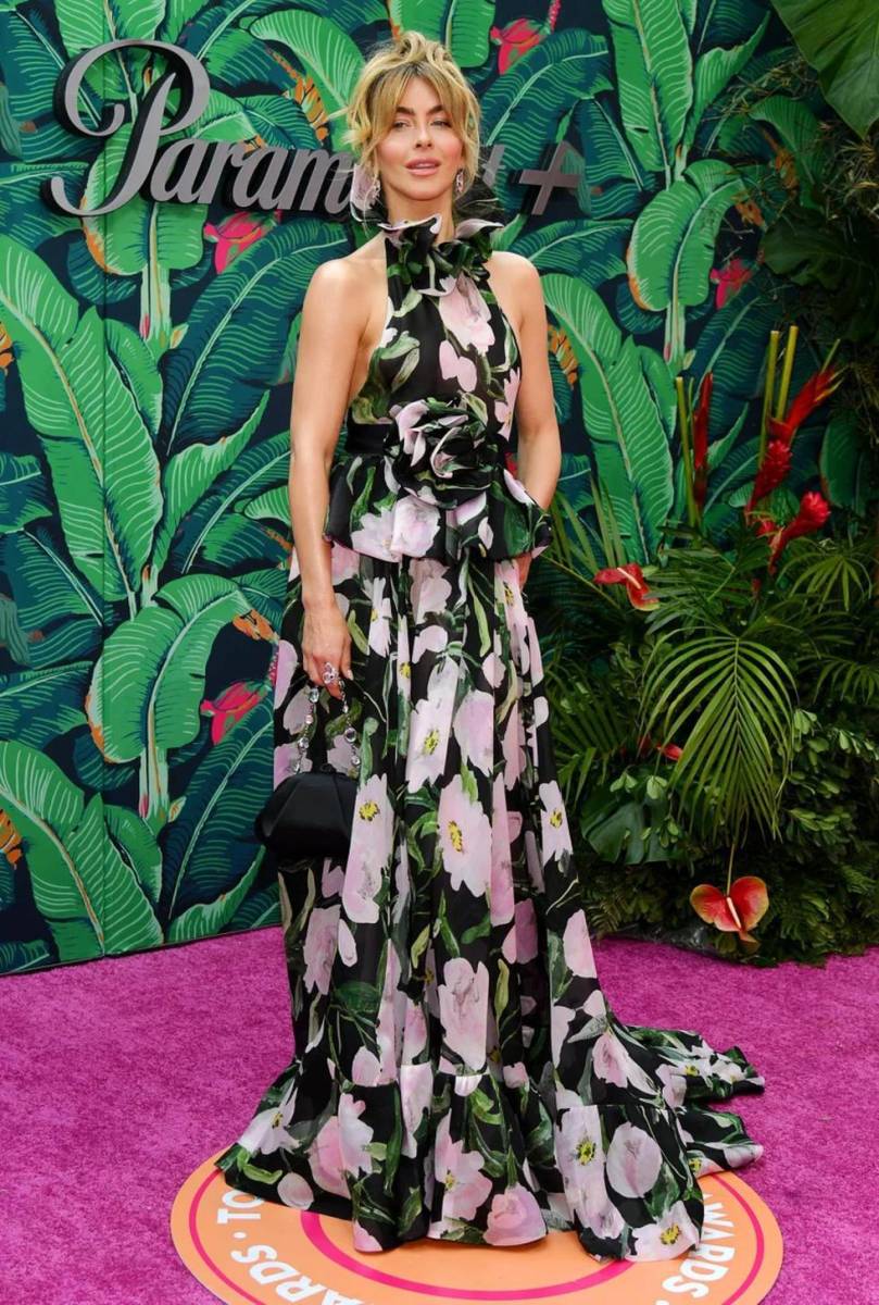<b>Julianne Hough</b>La bailarina portó un bello vestido floreado diseñado por Carolina Herrera.