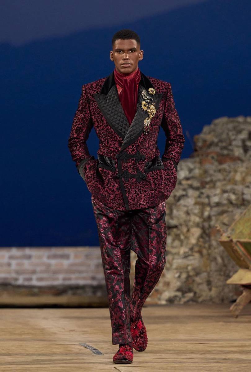 Los tuxedos, abrigos y trajes refinados eran complementados por chaquetas delicadamente confeccionadas con telas como brocado, jacquard, seda y terciopelo, elevadas por preciosos acabados hechos a mano. 