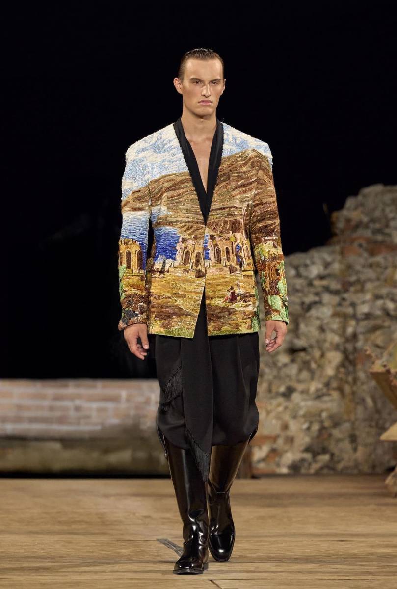 El sello ha descrito esta colección como “un retrato de Sicilia en vida”, una reinterpretación total de la “riqueza del arte sagrado y de la ornamentación arquitectónica”.