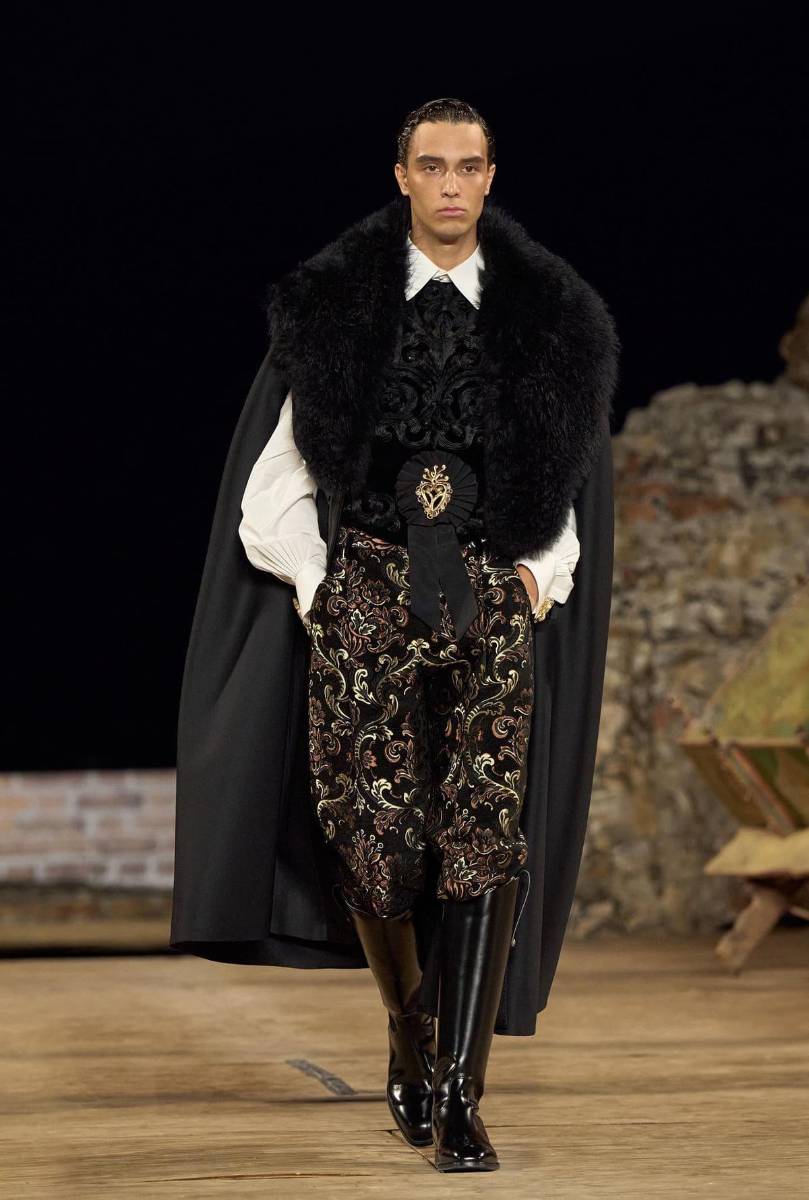 La intensidad de la ópera y el carácter del teatro podían apreciarse con cada pieza, estableciendo una belleza cuyo significado era tanto social como emocional. La elegancia tuvo su lugar entre un vestuario aristocrático y de tradición popular.