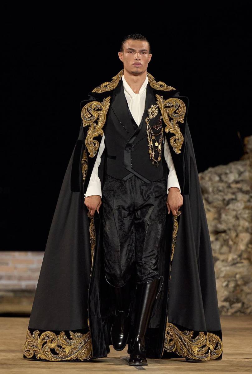 Esta línea tomó a la novela corta de Giovanni Verga, transformada en una ópera por Pietro Mascagni, como inspiración: estamos hablando de <i>Cavalleria Rusticana</i>. Sus temáticas de pasión, celos y honor se vieron claramente reflejadas en el fashion show.