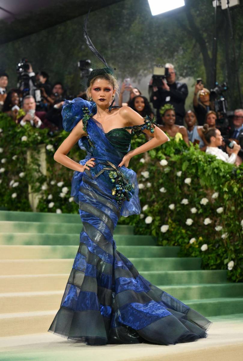 Zendaya, una de las hosts de la esperada gala del MET, siguió fiel código de vestimenta “El Jardín del Tiempo” con un dramático diseño de John Galliano para Maison Margiela Artisanal, que incluía un espectacular tocado a juego.