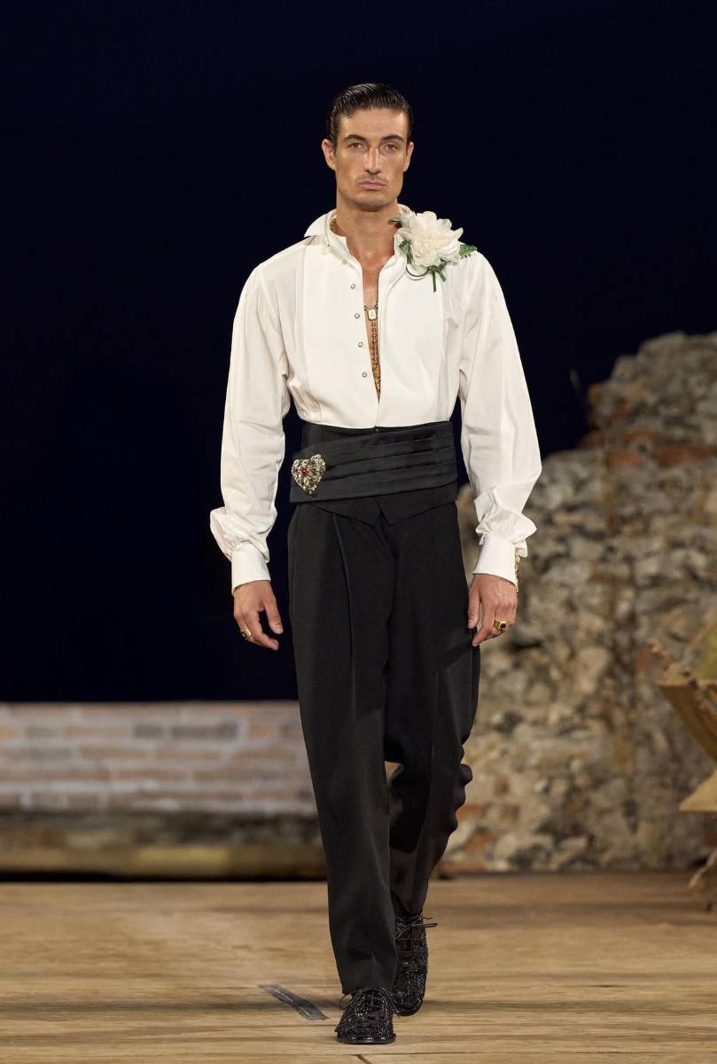 Hasta la prenda más esencial y atemporal tuvo su momento: las camisas blancas tuvieron una presencia constante en la pasarela, con detalles que distinguían a cada una de ellas. El uso de cuellos desmontables, inserciones de encaje, ornamentos y plisados les brindaron una sofistiquez única. 