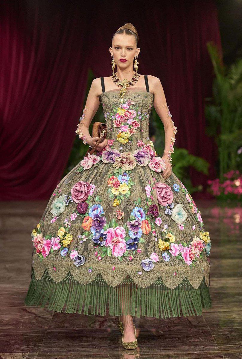 Por su parte, las siluetas fueron la esencia de esta entrega: los contornos de tipo panier exageraban los looks de manera teatral y glamurosa mediante estructuras de jaula.