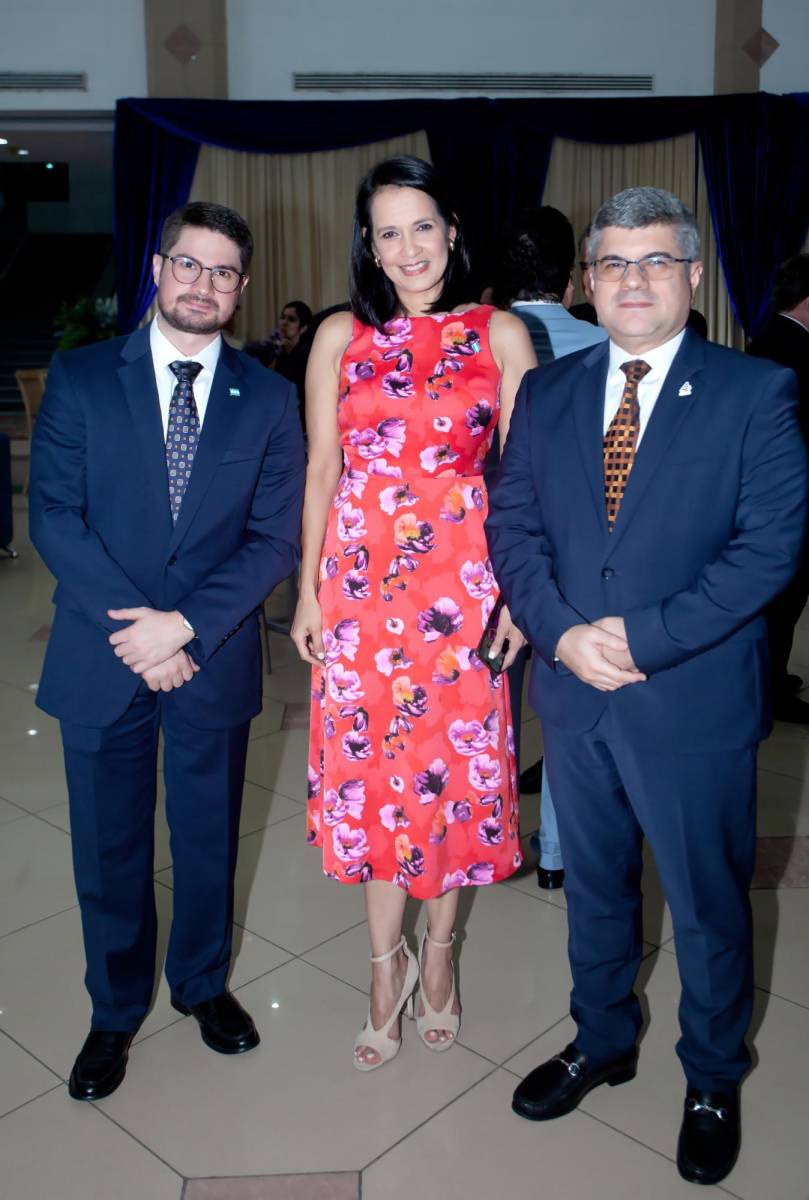 Mauricio Valladares, Ana Cálix y Roger Mauricio Valladares.