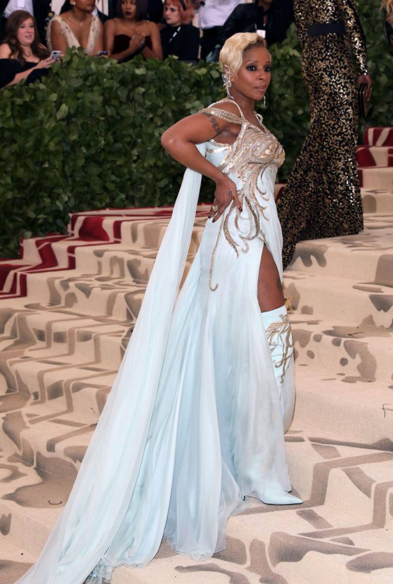 Mary J. Blige.Reina del R&amp;B y de la resiliencia. Mary J. lleva su esencia urbana y su legado cultural a la Met, con looks que hablan de lujo, poder y orgullo. 