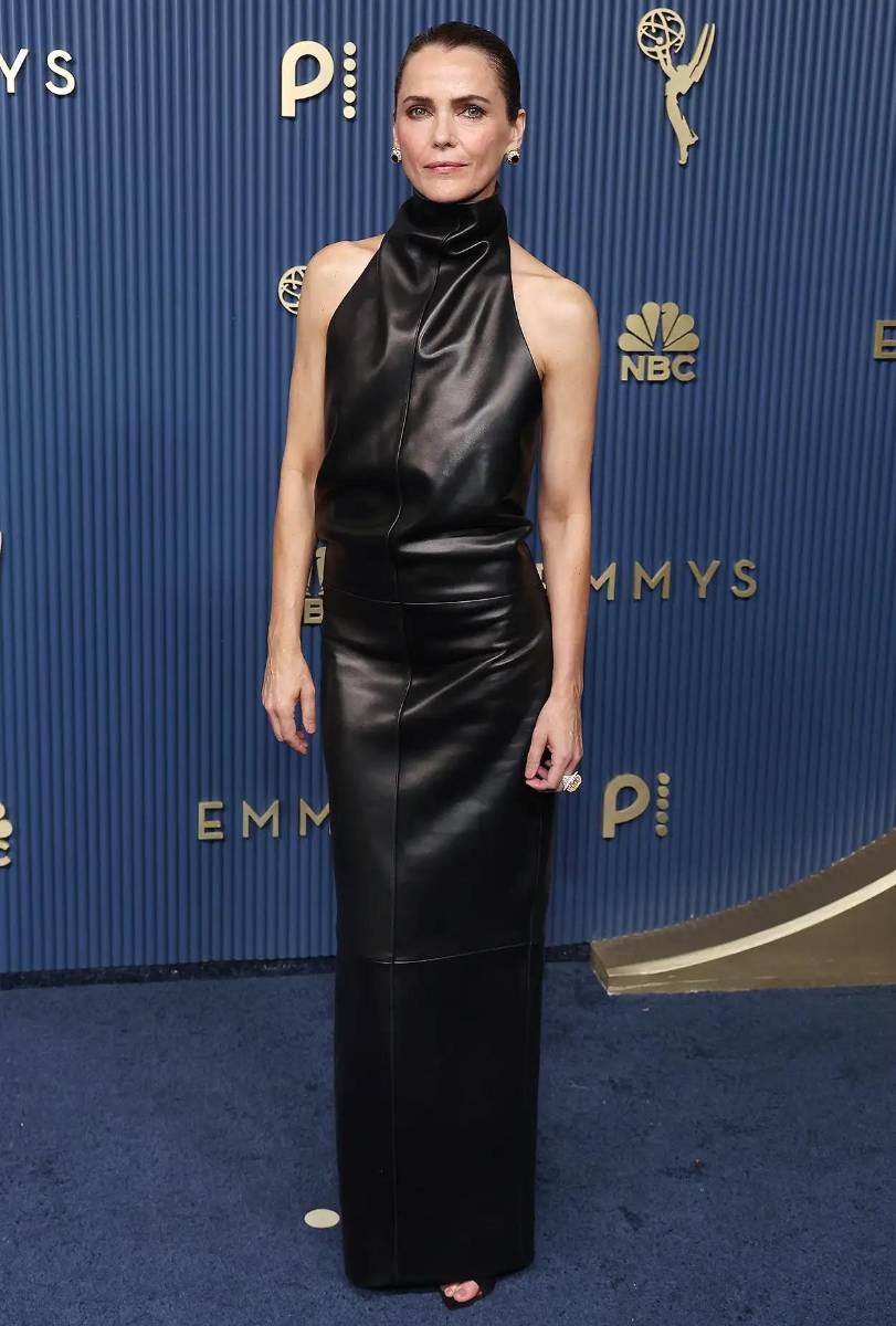 Nominada por “La diplomática”, Keri Russell eligió un vestido de cuero de Khaite con cuello halter y espalda al descubierto.