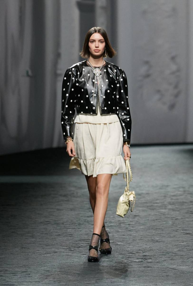 El icónico contraste de blanco y negro de Chanel sigue siendo el protagonista en esta nueva colección