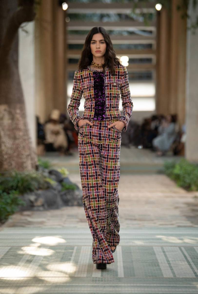 Chanel-Dakar 2022/23 Metiers D’Art Show presentó una vibrante pasarela que refleja la belleza del trabajo artesanal con la visión de la maison francesa y de su directora creativa Virginie Viard