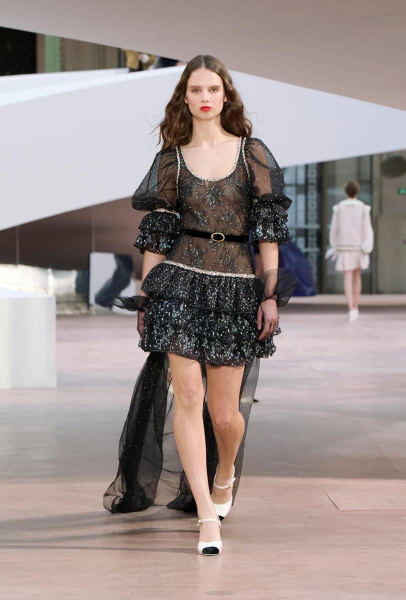 Tweeds, bolsillos, trenzas, forros a juego con la blusa y botones preciosos: todas las características del encanto de CHANEL se vuelven sublimes.