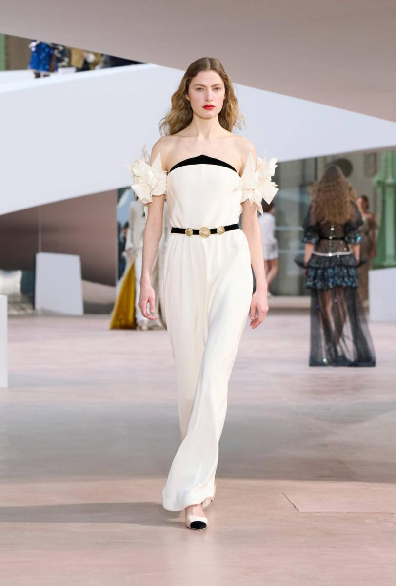 Un manifiesto de belleza y una disciplina de excelencia, Chanel Haute Couture – que celebra este 2025 su 110 aniversario, ofrece al estudio posibilidades ilimitadas de creación