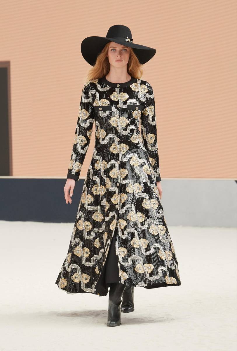 Coat dress bordado en lentejuelas para marcar el brillo de la próxima temporada