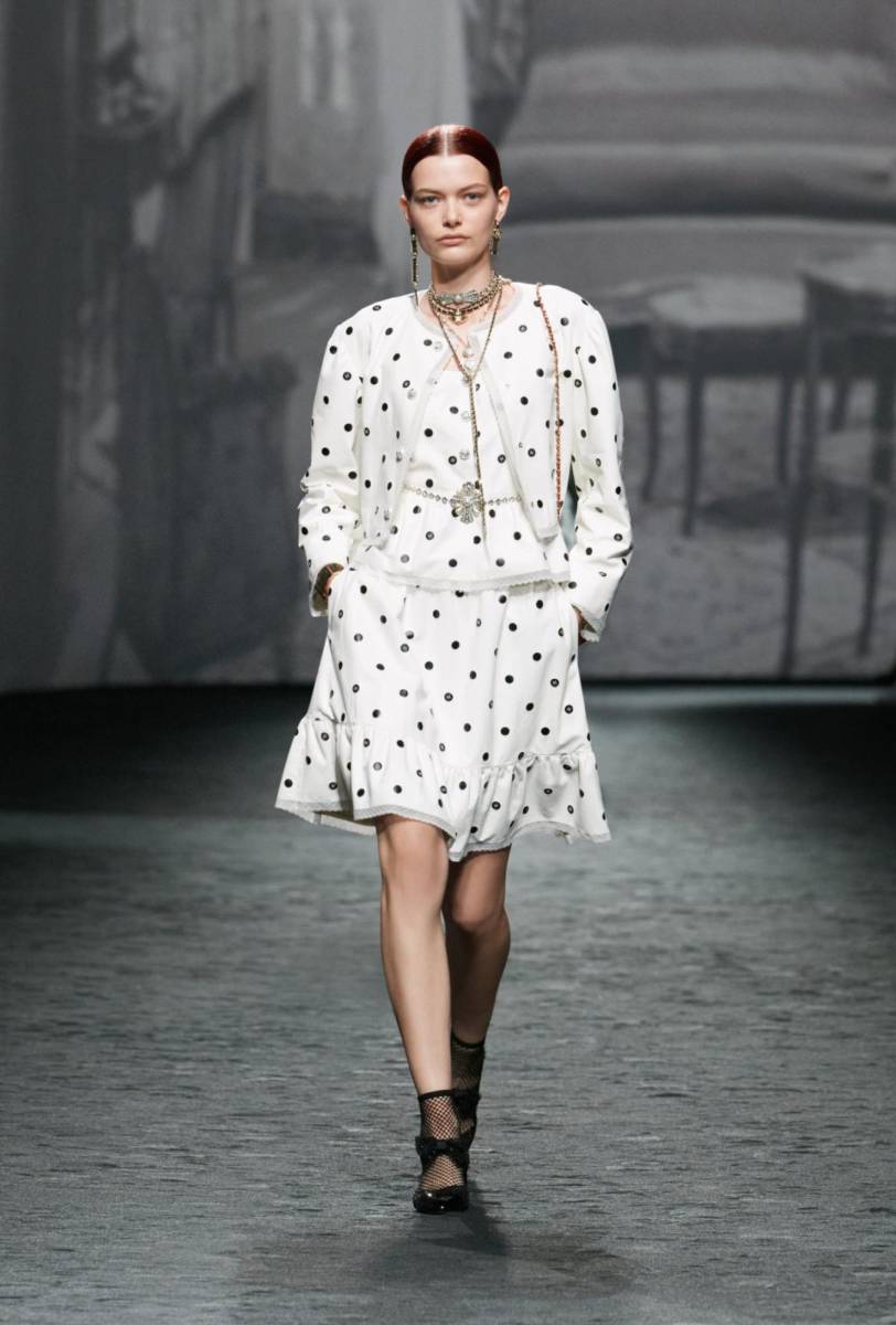 Las polka dots regresan en trajes veraniegos de dos piezas en líneas fluidas y cortes simples y femeninos