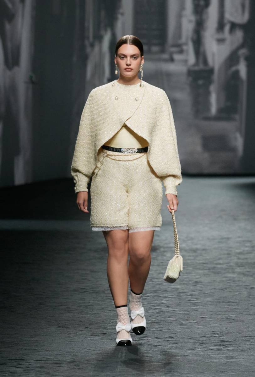 El tweed, ADN de la marca, no podía faltar en esta colección en la que cobra una nueva vida con un twist de brillo