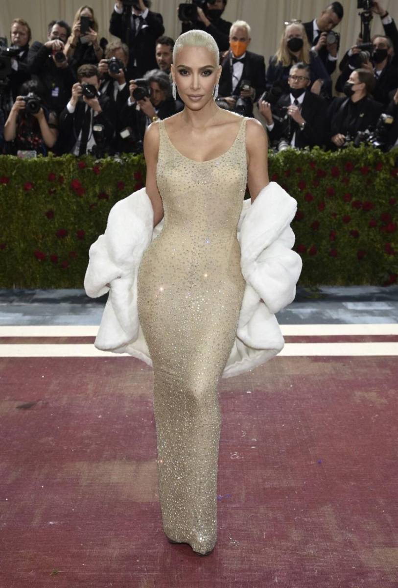 Kim Kardashian en la Met Gala de 2022 usó uno de los vestidos más caros e histórico de Estados Unidos. La influencer rindió homenaje a Marilyn Monroe luciendo el vestido con el que le cantó al presidente Kennedy, valorado en 5 millones de dólares.