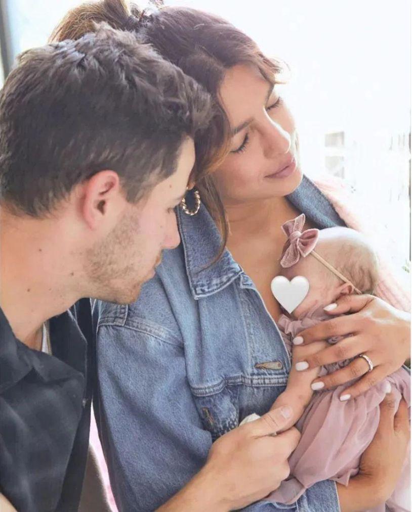 Priyanka y Nick Jonas compartieron la primera imagen de su bebé. Además, la actriz expresó que los últimos meses han sido una montaña rusa para ella y su esposo, pues su hija, la cual nació por vientre de alquiler, estuvo 100 días en Unidad de Cuidados Intensivos Neonatales (UCIN), pero que finalmente la pequeña está en casa. “Feliz Día de la Madre a todas las madres y cuidadoras en mi vida y por ahí”, escribió.