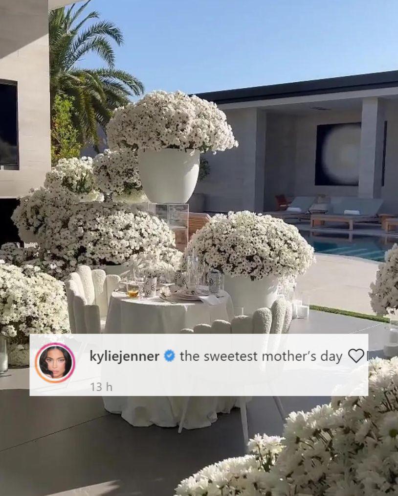 Kylie Jenner, a través de su Instagram, dedicó dos publicaciones para este día. En el primero escribió: “Ser una madre joven solo significa que nos conocimos un poco antes y puedo amarte un poco más”. Poco después publicó los lujosos arreglos florales que su novio le obsequió. “El día de la madre más dulce”, confesó.