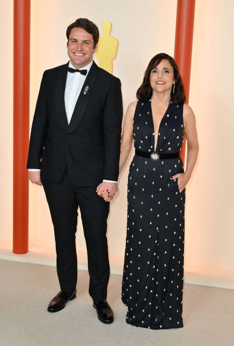Julia Louis-Dreyfus y su hijo Henry Hall