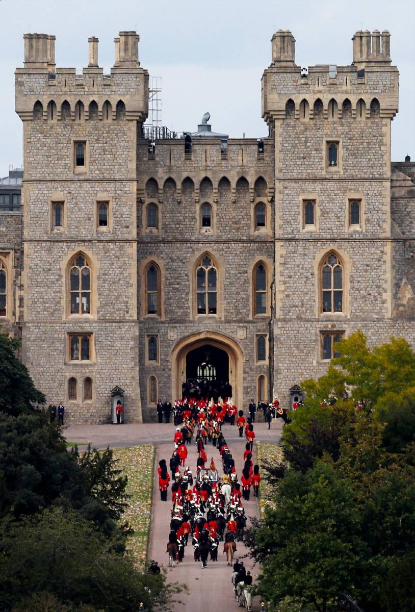 El ataúd de la reina Isabel II es transportado en el Royal State Hearse rumbo a la capilla St George. (Photo by Alex Pantling / POOL / AFP)