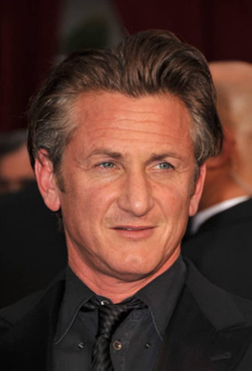 <b>Sean Penn</b>Mientras se estaba rodando el film Vigilantes de la calle, el actor termino preso por agredir a u extra. Según testigos Sean insulto, escupió y le propino un golpe a puño cerrado a Jeffrey Klein, quien había sido contratado para pasar en monopatín detrás de los protagonistas. El actor estaba en libertad condicional por a haber agredido a dos fotógrafo cuando estaba saliendo con Madonna, fue condenado a 60 día, de los cuáles solo cumplió 33 en la cárcel.